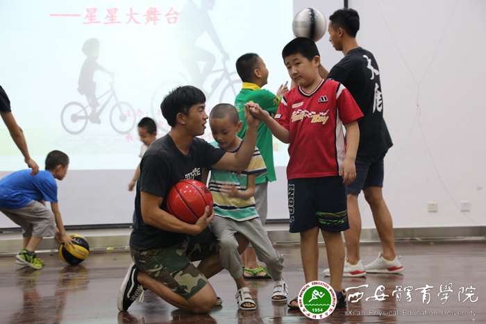 vsport体育体育会员与儿童互动_副本.jpg vsport体育官方指定端